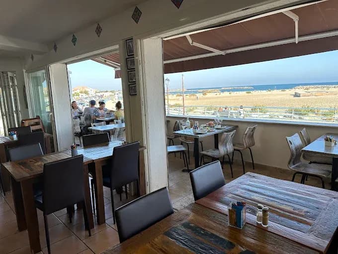 The dining room opening onto the sea at the Belvédère